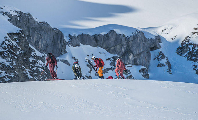 Vier freeriders maken zich klaar voor de afdaling