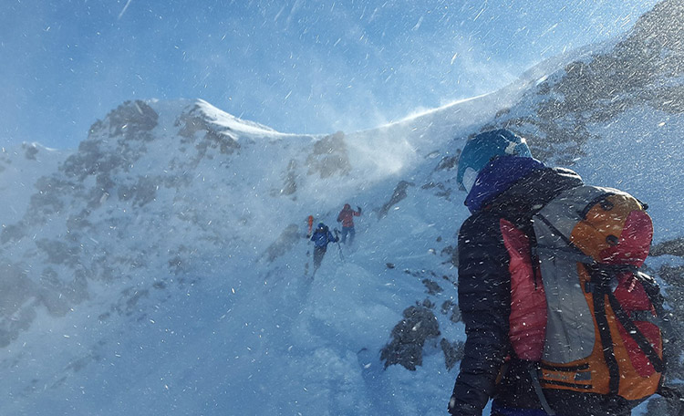 Skitourganger in harde wind op een berghelling