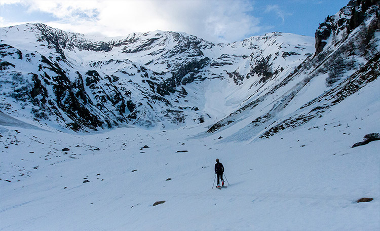 Toerskiër alleen in de besneeuwde bergen