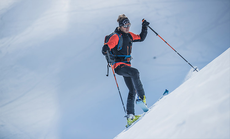 Toerskiërs bij de haarspeldbocht-techniek